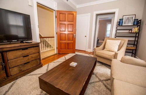 Historic District Apartment | King George Downtown Annapolis Getaway