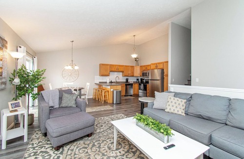 West Fargo House | King I Patio I Garage I Self-Checkin I Smart TVs