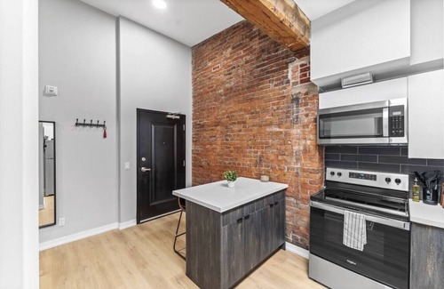 Peterborough Apartment | King Loft Vaulted Ceilings DT Peterborough