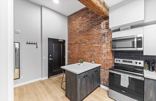 Peterborough Apartment | King Loft Vaulted Ceilings DT Peterborough