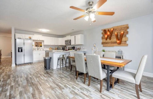 Osage House | King Master Suite/Cozy townhome, Close to WVU