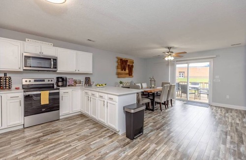 Osage House | King Master Suite/Cozy townhome, Close to WVU
