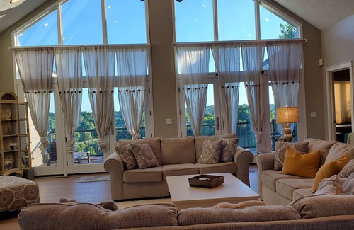 Blair House | King of the hill. Gorgeous views. Close to the city, in serene/quiet country.