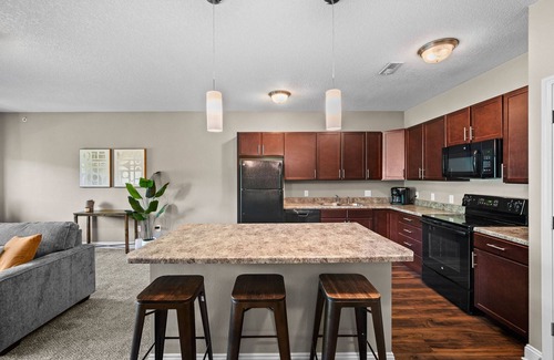 West Des Moines Apartment | King Pool Garage First Floor
