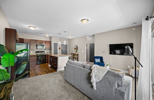 West Des Moines Apartment | King Pool Garage First Floor