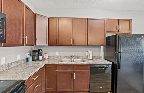 West Des Moines Apartment | King Pool Garage First Floor