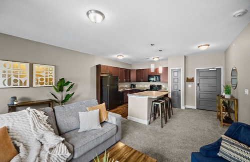 West Des Moines Apartment | King Pool Garage First Floor