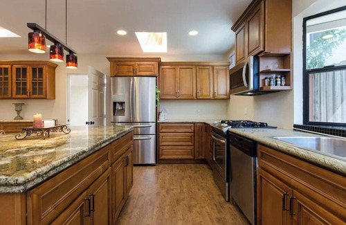 North Los Altos House | King &queen beds 4 B & 2 Ba, 2000 SF gated home in prestigious north Los Altos
