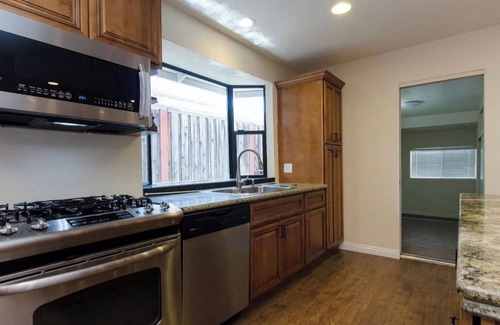 North Los Altos House | King &queen beds 4 B & 2 Ba, 2000 SF gated home in prestigious north Los Altos