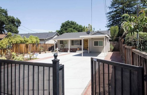North Los Altos House | King &queen beds 4 B & 2 Ba, 2000 SF gated home in prestigious north Los Altos