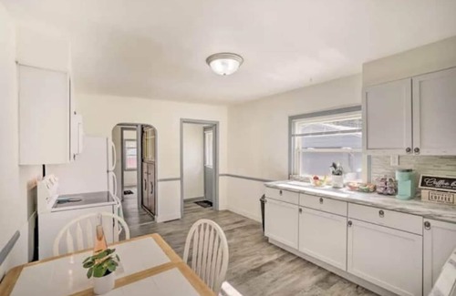 West St. Paul House | King & queen beds with spacious private backyard!