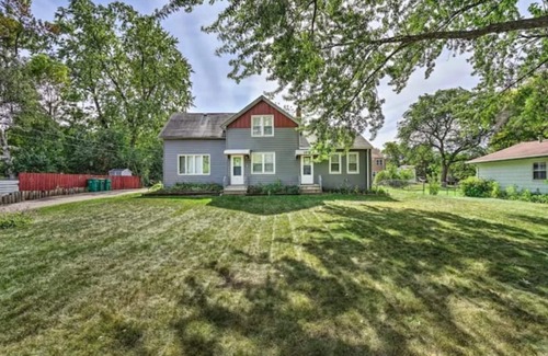 West St. Paul House | King & queen beds with spacious private backyard!