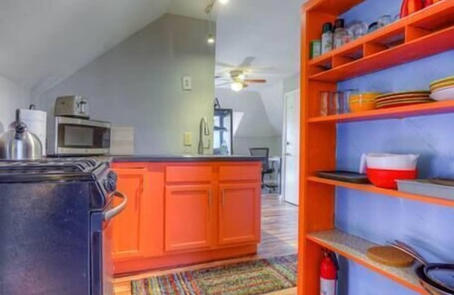 Cooper-Young Historic District House | King Retreat - Upstairs of home, free coffee, super fast WiFi, Cooper-Young!