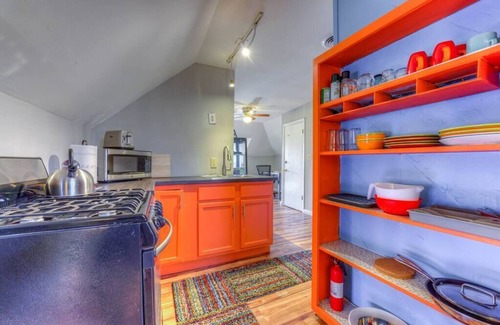 Cooper-Young Historic District House | King Retreat - Upstairs of home, free coffee, super fast WiFi, Cooper-Young!