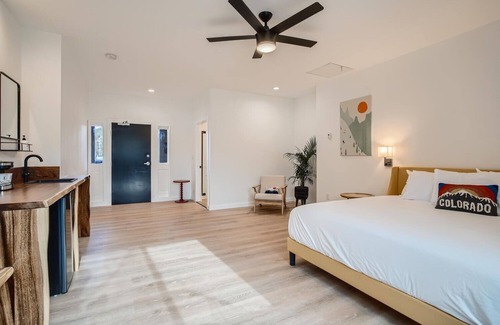 Idaho Springs Hotel | King Room, A/C, Boutique Mtn Motel Idaho Springs