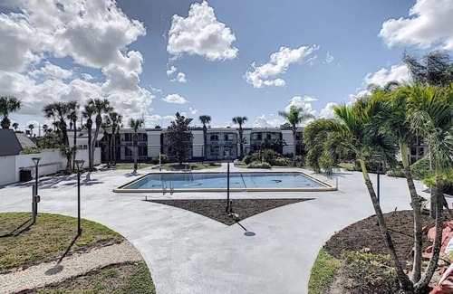 Orlando Apartment | King Room Near Lake Roger ORL