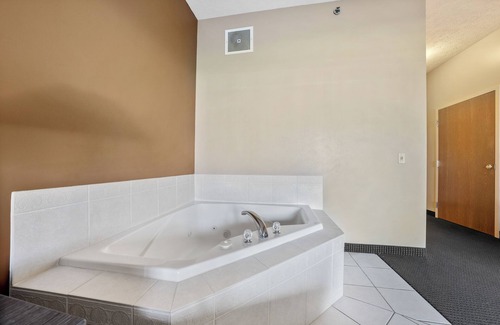 Put-in-Bay Hotel | King Room with Jetted Tub & Lakeview