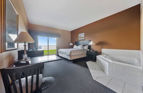 Put-in-Bay Hotel | King Room with Jetted Tub & Lakeview
