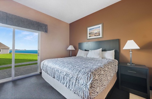 Put-in-Bay Hotel | King Room with Jetted Tub & Lakeview