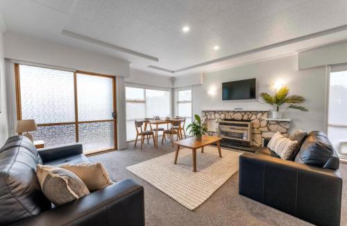 Two Mile Bay House | King's Crossing-7 min walk to Sail Club and lake walks-5 mins to Landing