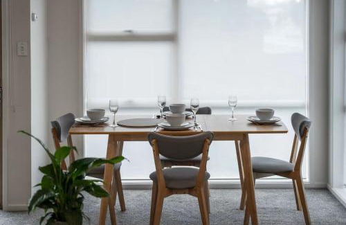 Two Mile Bay House | King's Crossing-7 min walk to Sail Club and lake walks-5 mins to Landing