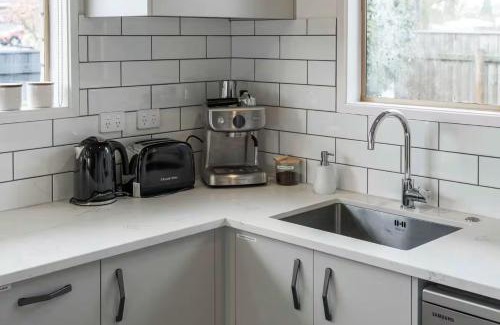 Two Mile Bay House | King's Crossing-7 min walk to Sail Club and lake walks-5 mins to Landing