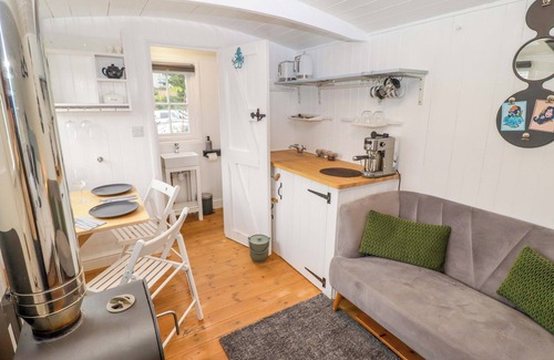 Nantgarw Cottage | KING'S CWTCH SHEPHERD'S HUT, pet friendly, with open fire in Pentyrch