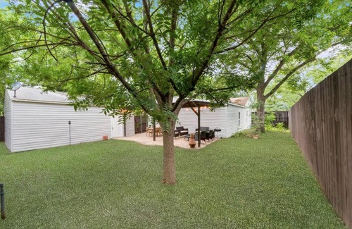 Original Town House | King Self Check-In BBQ 4 TVs Parking Rain-Shower