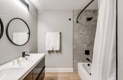 Original Town House | King Self Check-In BBQ 4 TVs Parking Rain-Shower