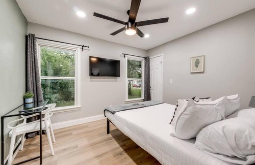Original Town House | King Self Check-In BBQ 4 TVs Parking Rain-Shower