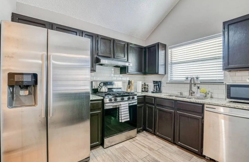 El Paso House | King Size bed/3 bedroom HOUSE/Huge backyard