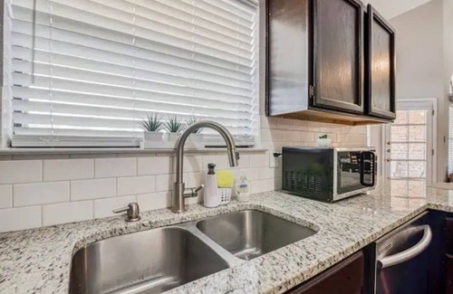 El Paso House | King Size bed/3 bedroom HOUSE/Huge backyard