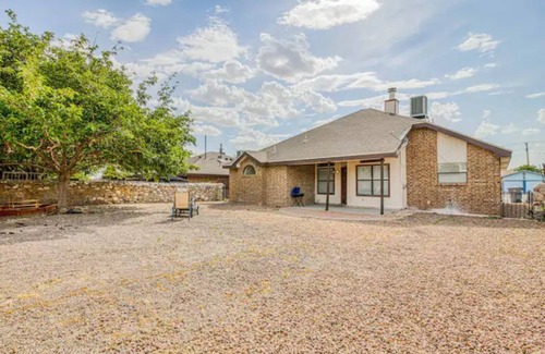 El Paso House | King Size bed/3 bedroom HOUSE/Huge backyard