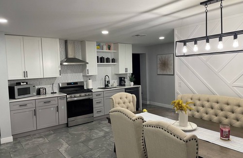 Biggs Field House | King size bed and 7 min away from Cielo Vista, El Paso's airport and Fort Bliss!