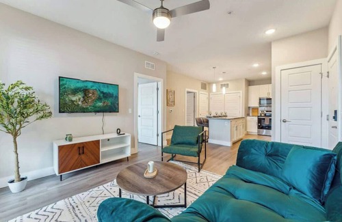 Southeast Orlando Apartment | King-Size Bed Haven, Resort Pool, & Pet-Friendly