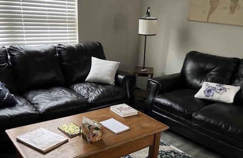 Ottawa House | King size bed! Pet friendly 3bd 1 bath house with garage 0.7 mi to downtown.
