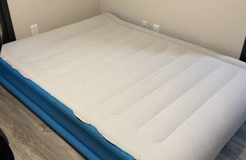 Ottawa House | King size bed! Pet friendly 3bd 1 bath house with garage 0.7 mi to downtown.