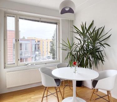 Leppavaara House | King-size bed private room in shared apartment near Sello