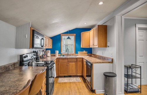 Carlisle House | King Size Beds! Close to Carlisle Fairgrounds! Private Deck!