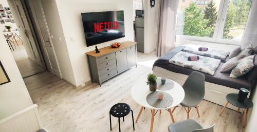 Prague 11 Apartment | King Size Sunny Home 19 minutes to Center