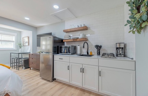 Blacksburg Apartment | King Studio - Blacksburg Suites