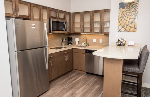 Humble Apartment | King Studio. Free Breakfast. Pool & Gym Access Included!
