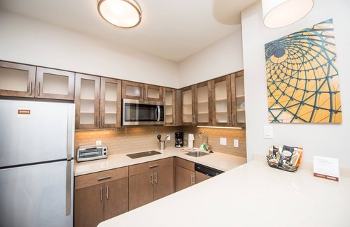 Humble Apartment | King Studio. Free Breakfast. Pool & Gym Access Included!