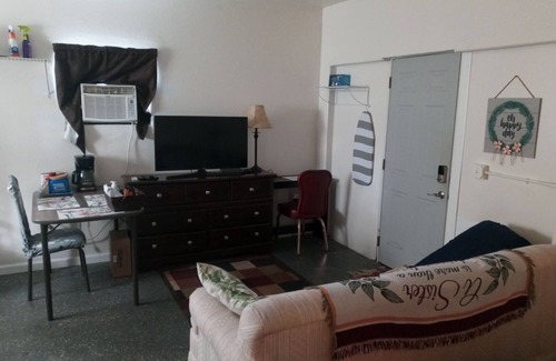 Fellowship Apartment | King Studio Near Canyon Zipline, Juniper, Silver Springs -Level 2 EV Car Charger