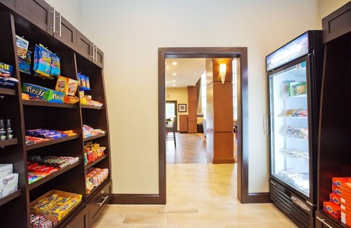 Sweetbriar Apartment | King Studio Near Downtown Austin. Free Breakfast, Pool & Gym Access.