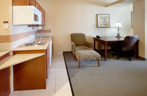 Bonanza Apartment | King Studio Near LRD | Shared Hot Tub + Daily Free Breakfast