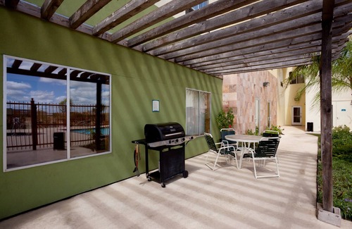 Bonanza Apartment | King Studio Near LRD | Shared Hot Tub + Daily Free Breakfast