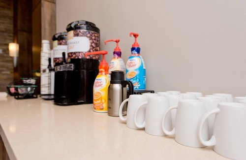 Humble Apartment | King Studio with Gym + Seasonal Pool Access | Free Daily Breakfast!