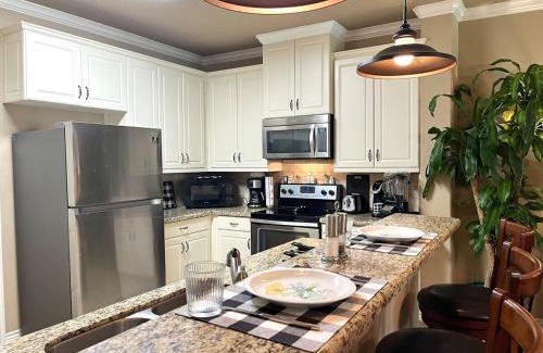 College Station House | King Suite, 2 Bed 2 Bath, Sleeps 6