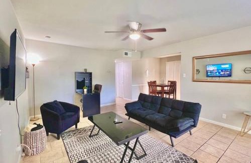 West San Antonio Apartment | KING SUITE 2BR Home w FAST WiFi, & WFH Desk